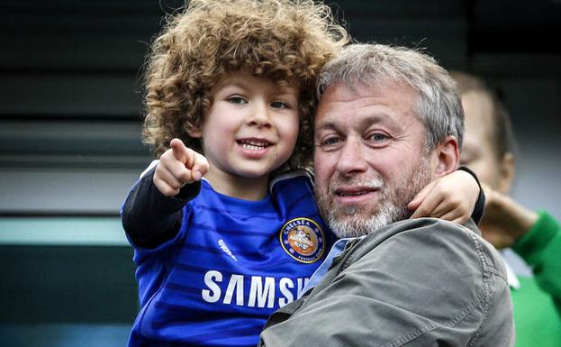 Abrámovich con su hijo Aarón en el estadio del Chelsea, equipo del que es propietario.