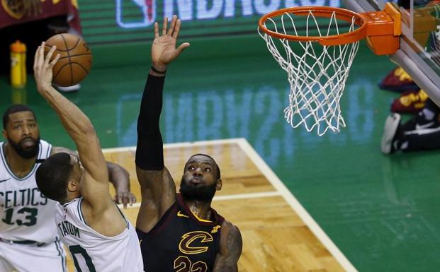 LeBron James durante el partido.