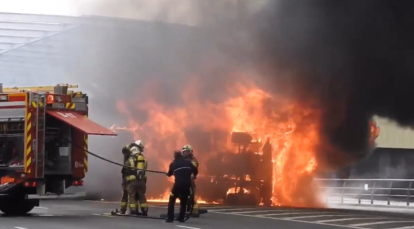 Fotos: Un camión arde en el centro de Bilbao