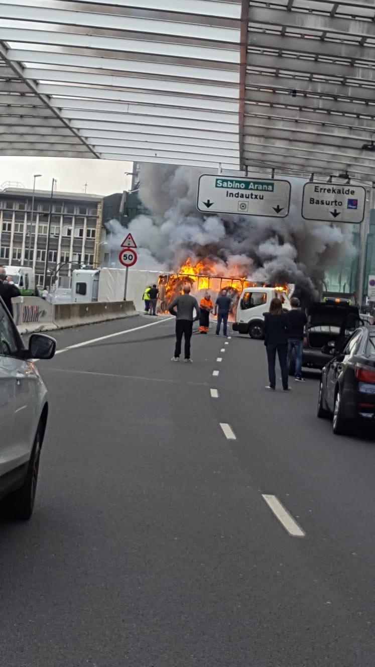 Fotos: Un camión arde en el centro de Bilbao