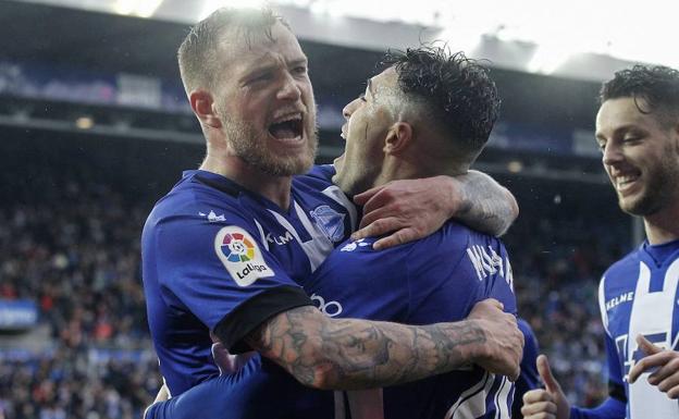 Guidetti y Munir festejan un gol marcado por el Alavés en la recién finalizada campaña.