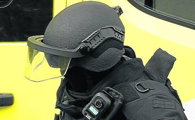 Un ertzaina lleva la 'taser' en su chaleco, bajo la cámara.