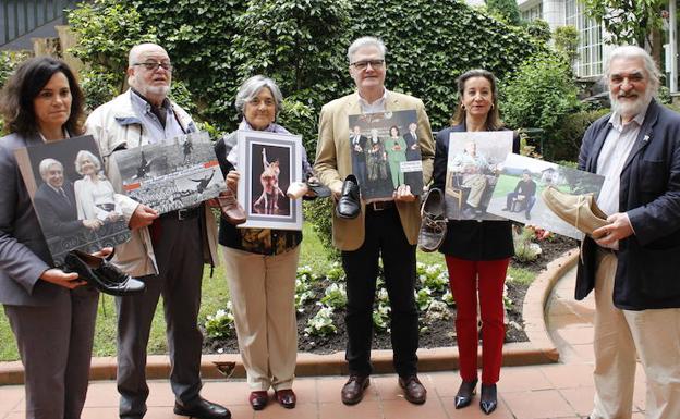 Algunos de los participantes muestran los zapatos que se donarán al Museo del Calzado de Elda.