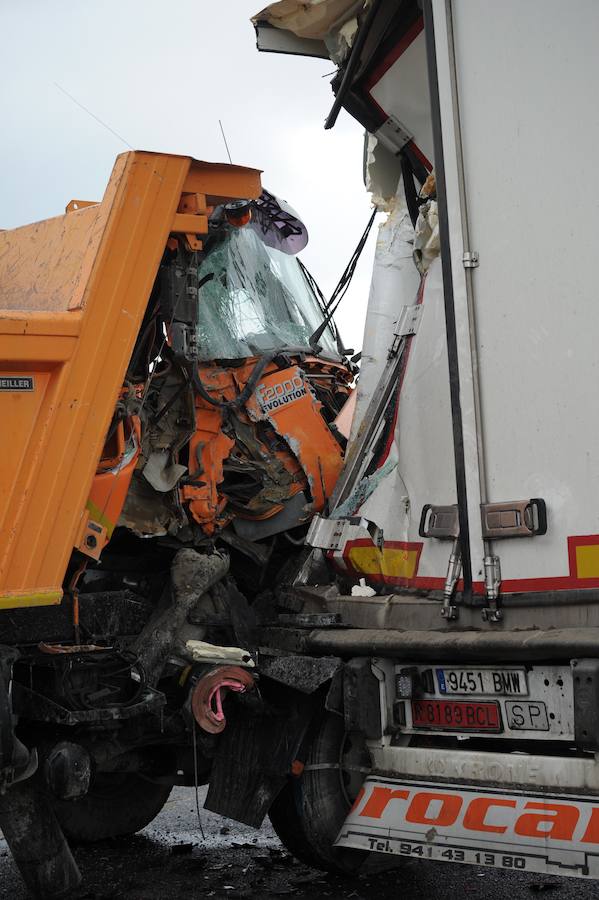 Fotos: Un accidente en la A-1 en Vitoria se salda con un herido y retenciones kilométricas
