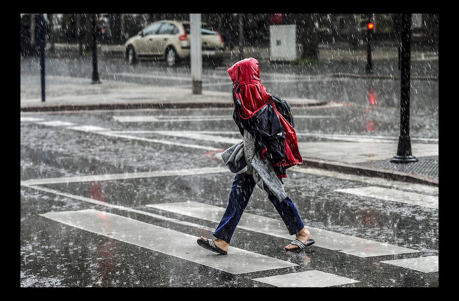 Fotos: Las tormentas anegan las calles de Vitoria