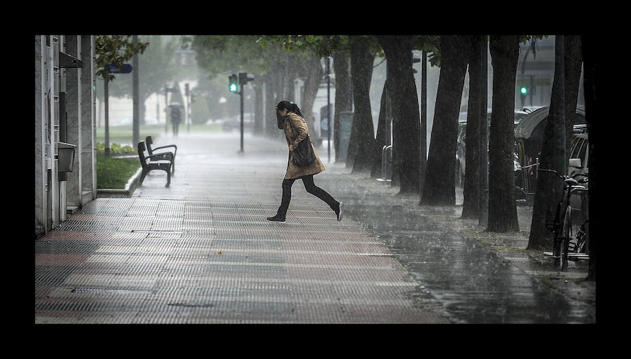 Fotos: Las tormentas anegan las calles de Vitoria
