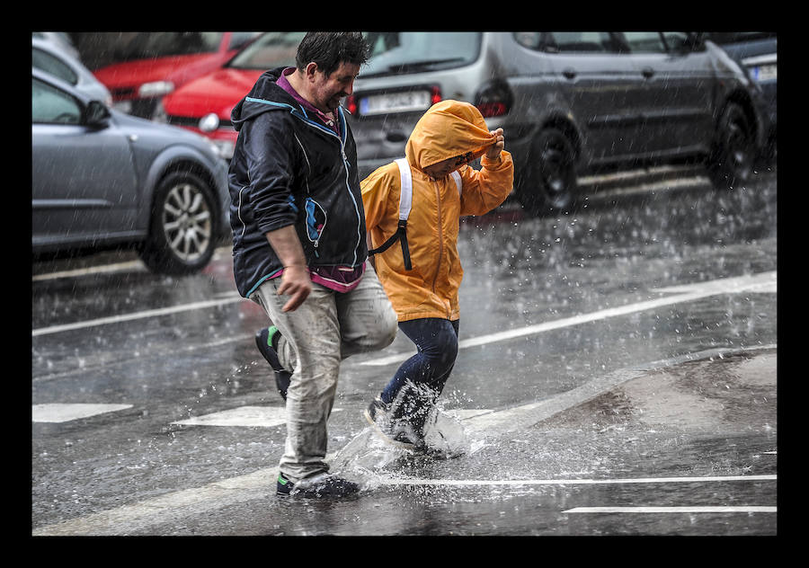 Fotos: Las tormentas anegan las calles de Vitoria