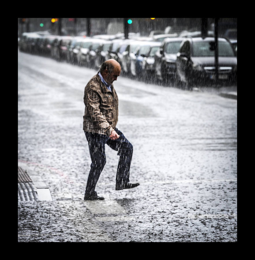 Fotos: Las tormentas anegan las calles de Vitoria