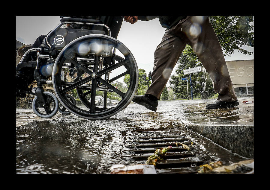 Fotos: Las tormentas anegan las calles de Vitoria