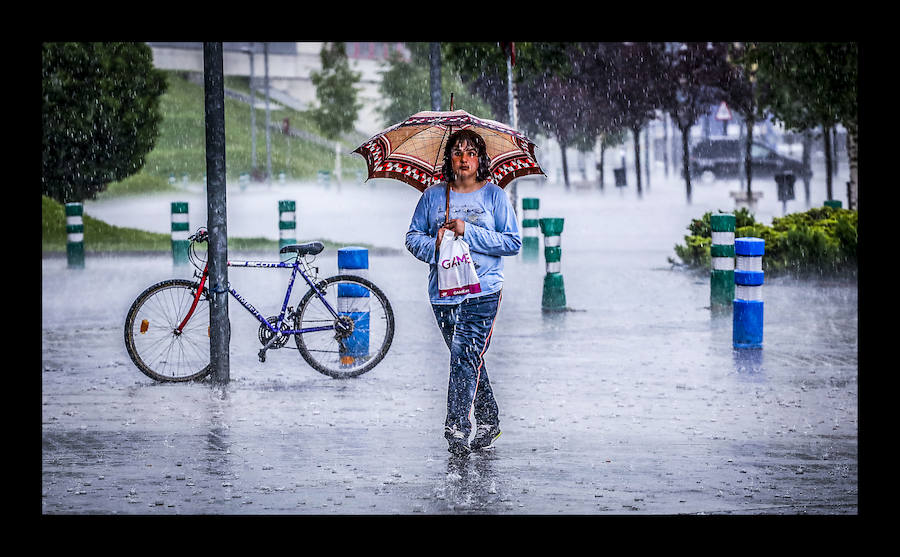 Fotos: Las tormentas anegan las calles de Vitoria