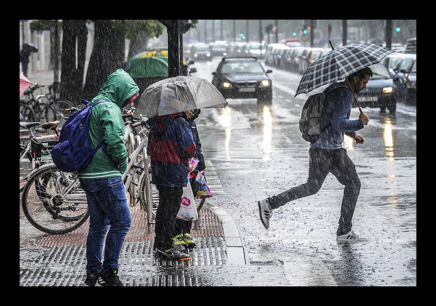 Fotos: Las tormentas anegan las calles de Vitoria