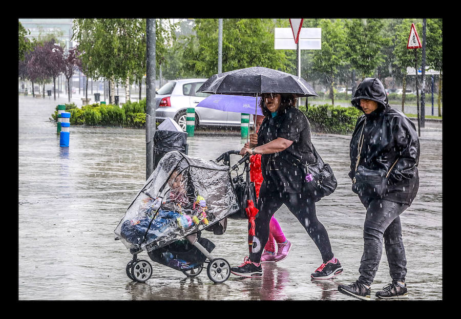 Fotos: Las tormentas anegan las calles de Vitoria