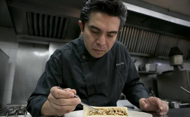 Roberto Ruiz, cocinero de Punto MX, prepara un plato larvas de hormigas.