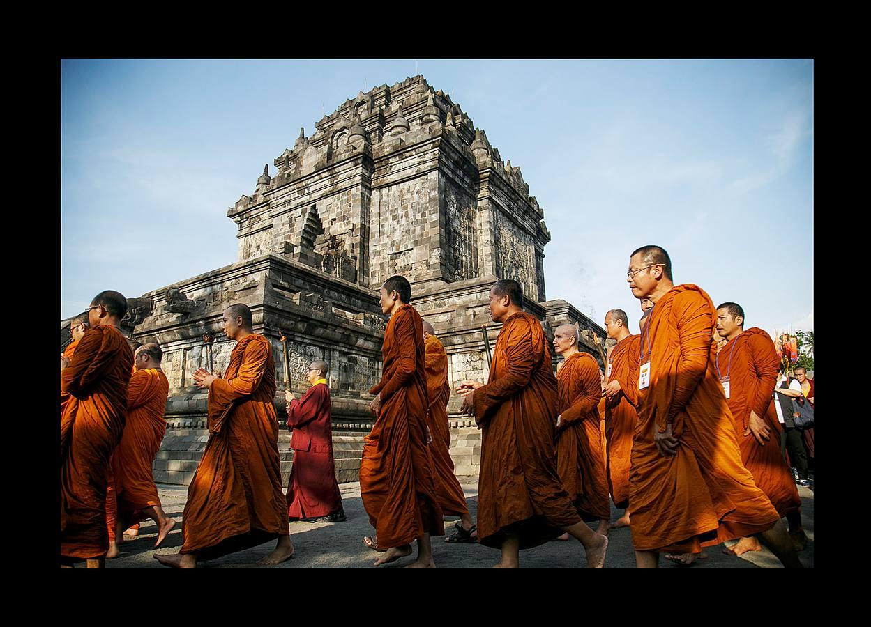 El Vesak, el día del plenilunio en el mes de mayo, es la fecha más destacada para millones de budistas de todo el mundo. Hace 2.500 años, más exactamente en el 623 A.C., nació Buda, en ese mismo día alcanzó la iluminación y también en ese mismo día falleció, a los 80 años de edad. En todos los países de Asia con fuerte presencia del budismo suele ser festivo y quienes lo profesan hacen ofrendas y acuden a los templos para celebrar su mensaje de compasión, devoción y servicio a la Humanidad. En las imágenes se recogen aspectos de esta celebración en Singapur, Indonesia y China.