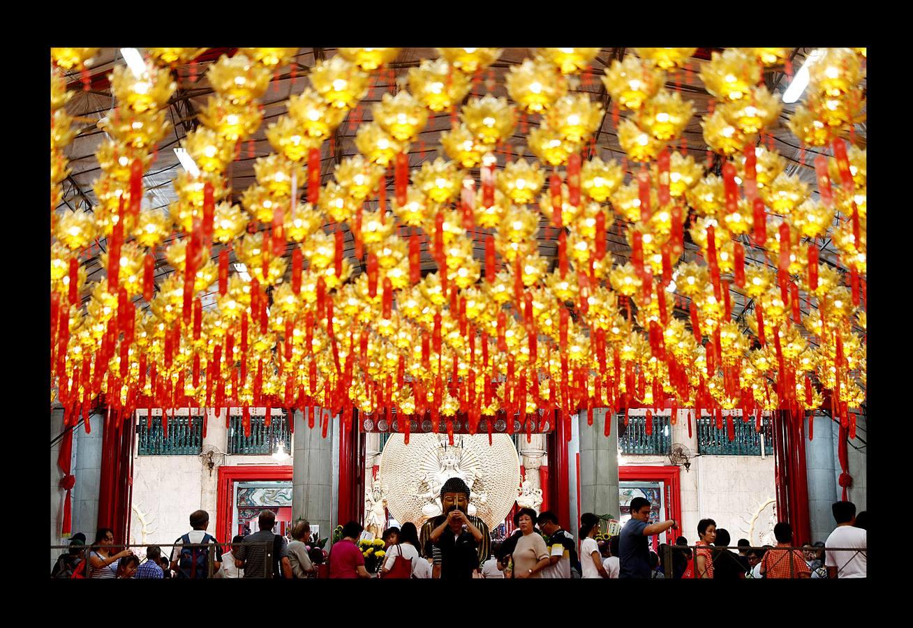 El Vesak, el día del plenilunio en el mes de mayo, es la fecha más destacada para millones de budistas de todo el mundo. Hace 2.500 años, más exactamente en el 623 A.C., nació Buda, en ese mismo día alcanzó la iluminación y también en ese mismo día falleció, a los 80 años de edad. En todos los países de Asia con fuerte presencia del budismo suele ser festivo y quienes lo profesan hacen ofrendas y acuden a los templos para celebrar su mensaje de compasión, devoción y servicio a la Humanidad. En las imágenes se recogen aspectos de esta celebración en Singapur, Indonesia y China.