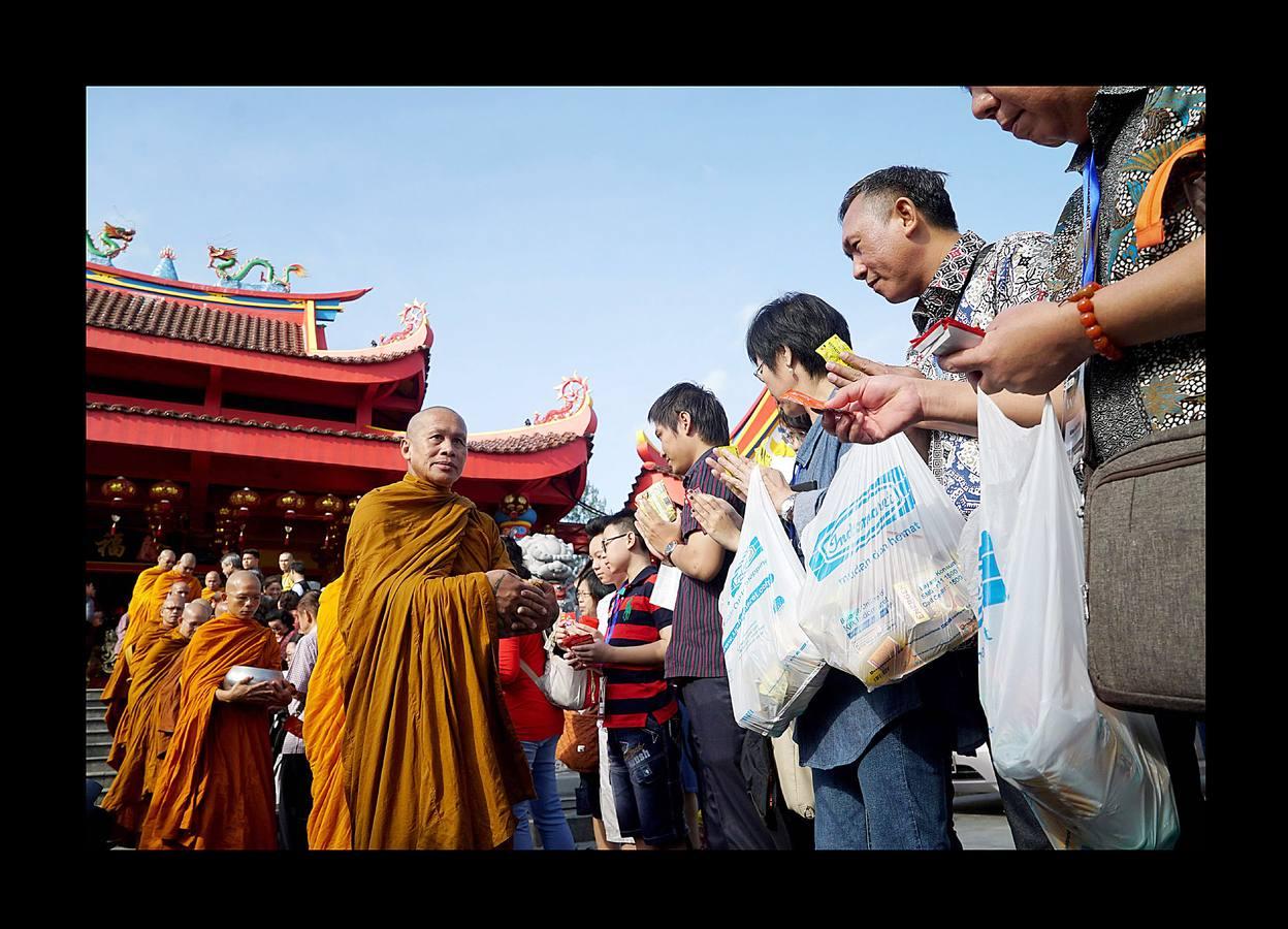 El Vesak, el día del plenilunio en el mes de mayo, es la fecha más destacada para millones de budistas de todo el mundo. Hace 2.500 años, más exactamente en el 623 A.C., nació Buda, en ese mismo día alcanzó la iluminación y también en ese mismo día falleció, a los 80 años de edad. En todos los países de Asia con fuerte presencia del budismo suele ser festivo y quienes lo profesan hacen ofrendas y acuden a los templos para celebrar su mensaje de compasión, devoción y servicio a la Humanidad. En las imágenes se recogen aspectos de esta celebración en Singapur, Indonesia y China.