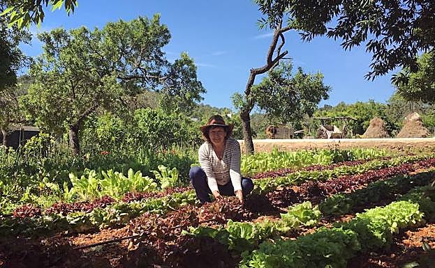 Una campesina atiende su huerta en una granja de la isla.