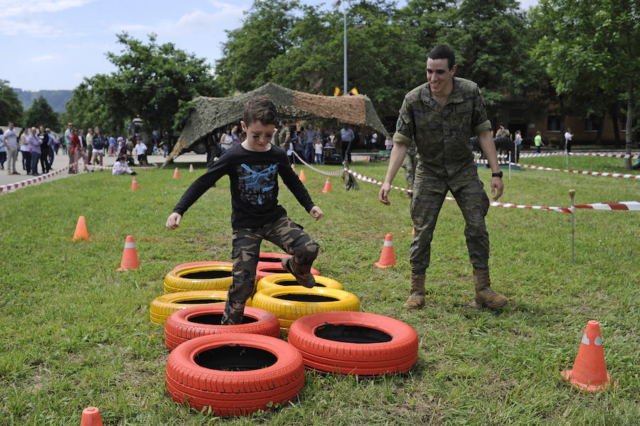 Fotos: 1.200 vizcaínos visitan el acuartelamiento de Garellano