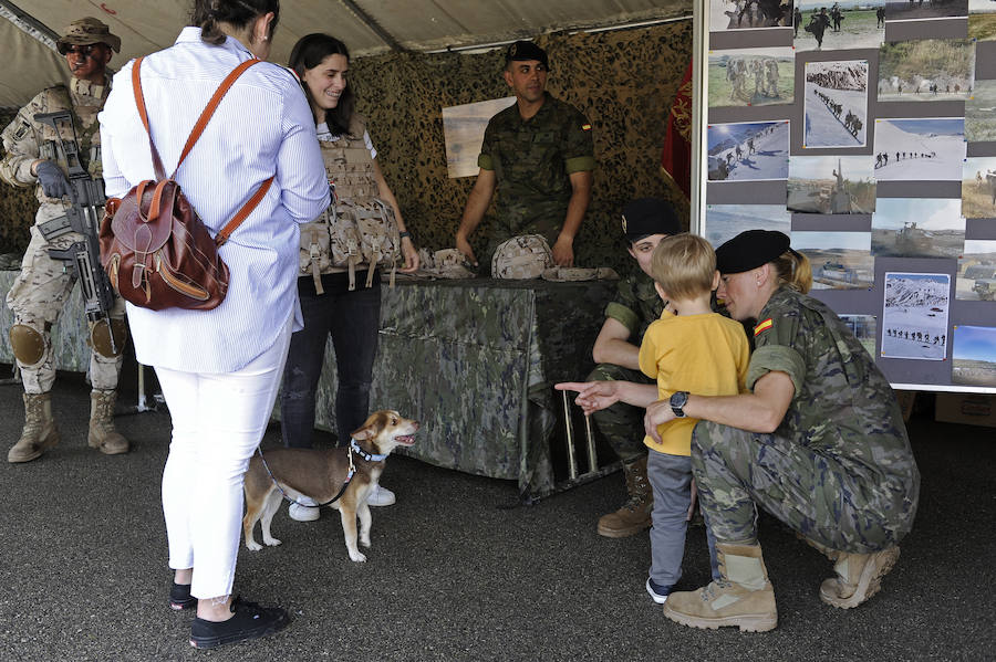 Fotos: 1.200 vizcaínos visitan el acuartelamiento de Garellano
