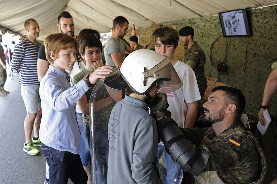Fotos: 1.200 vizcaínos visitan el acuartelamiento de Garellano