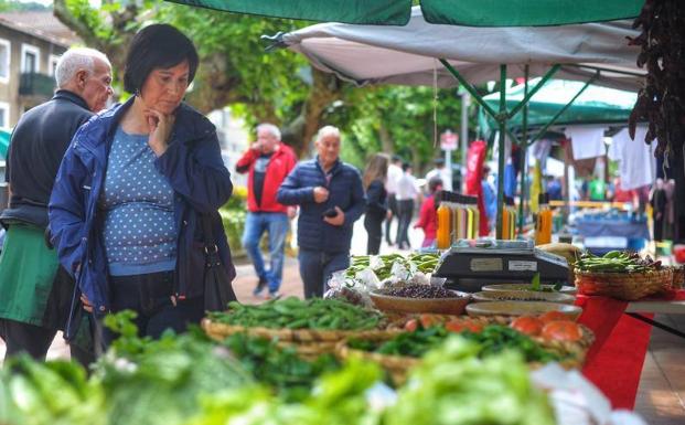 Una mujer observa uno de los puestos.