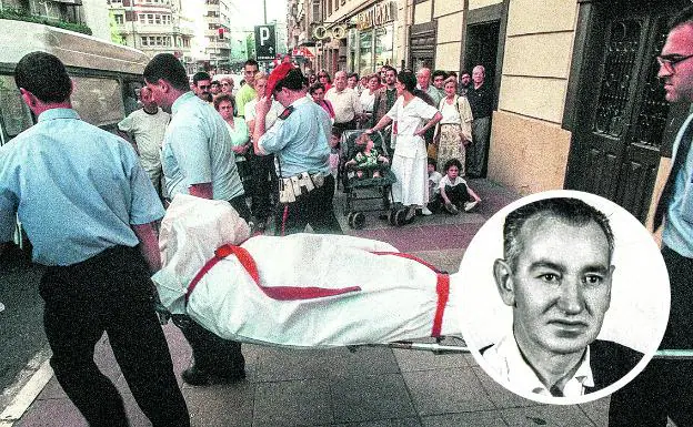 Empleados de una funeraria sacan el cadáver del piso el 9 de junio de 1998.
