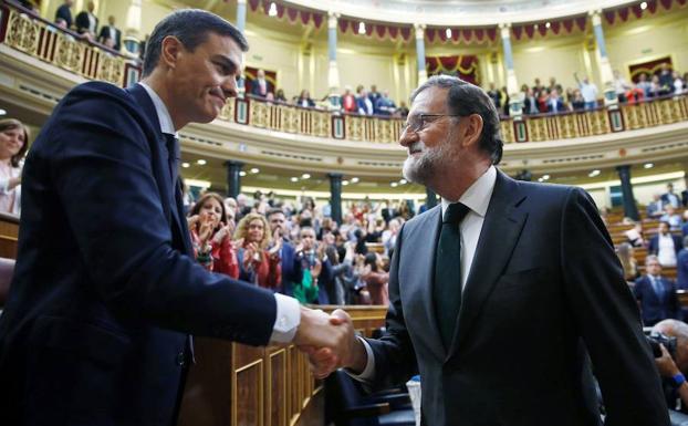 Mariano Rajoy felicita al recién investido presidente el socialista Pedro Sánchez.