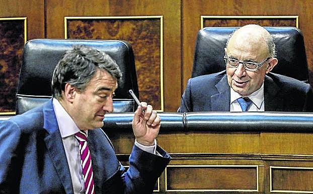El portavoz del PNV en el Congreso, Aitor Esteban, con el ministro de Hacienda en funciones, Cristóbal Montoro, la semana pasada.