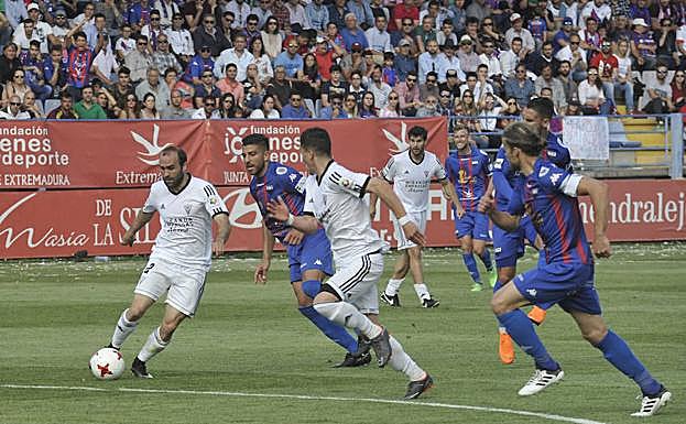 Paris, con el balón, se mostró cauto después de ser uno de los jugadores rojillos más destacados de partido en Almendralejo.