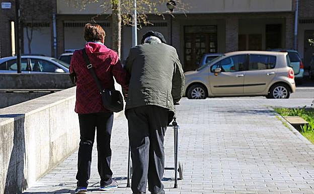 Plan de pensiones y 15 días de descanso para los 17.491 vizcaínos que cuidan de un familiar