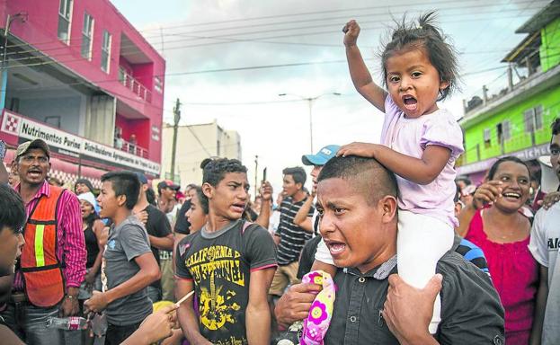 Miembros de la Caravana de Inmigrantes protestan a su paso por el Estado mexicano de Oaxaca, el pasado 3 de abril. 