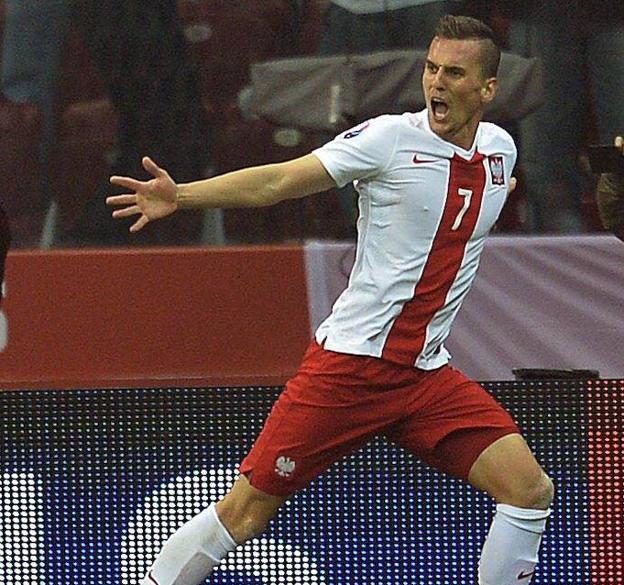 Milik celebra un gol con Polonia.