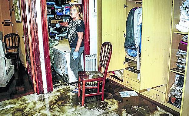 Maite, en su vivienda en la zona de Mendiko, una de las más afectadas en la localidad alavesa de Amurrio.