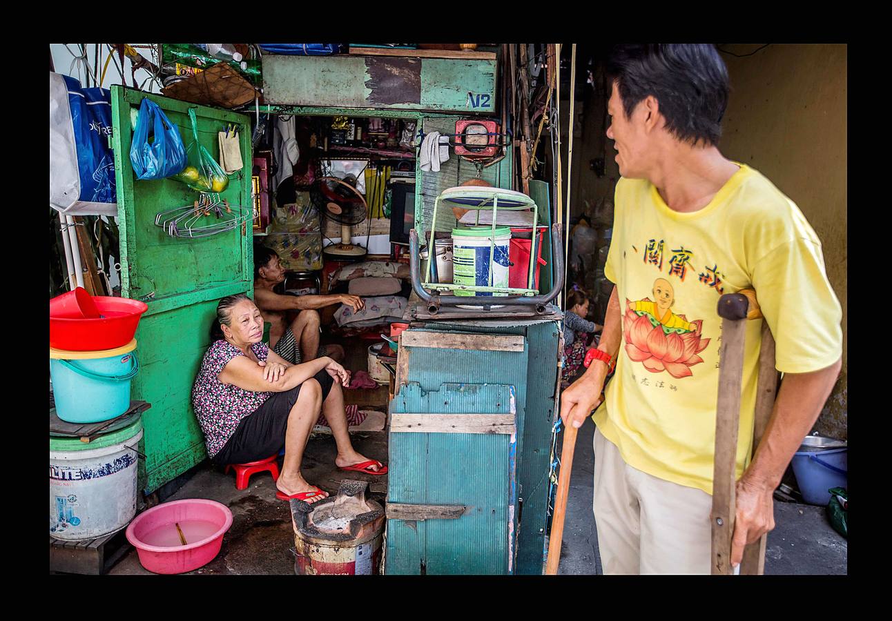 En la ciudad Ho Chi Minh, la antigua Saigón, un buen número de personas subsisten en diminutas viviendas, vestigios de la etapa colonial francesa. Escondidas en callejones sinuosos o acurrucadas bajo nuevas construcciones que crecen a un ritmo vertiginoso, estos hogares donde la cama, el frigorífico y los juguetes ocupan todo el espacio disponible, pasan inadvertidas en el bullicioso centro sur de Vietnam. La corrupción de algunos responsables municipales ha indignado a la ciudadanía que ve cómo son cedidos terrenos a grandes promotores que compensan a los propietarios con cantidades muy inferiores a los precios de mercado. 