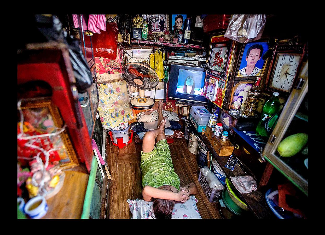 En la ciudad Ho Chi Minh, la antigua Saigón, un buen número de personas subsisten en diminutas viviendas, vestigios de la etapa colonial francesa. Escondidas en callejones sinuosos o acurrucadas bajo nuevas construcciones que crecen a un ritmo vertiginoso, estos hogares donde la cama, el frigorífico y los juguetes ocupan todo el espacio disponible, pasan inadvertidas en el bullicioso centro sur de Vietnam. La corrupción de algunos responsables municipales ha indignado a la ciudadanía que ve cómo son cedidos terrenos a grandes promotores que compensan a los propietarios con cantidades muy inferiores a los precios de mercado. 