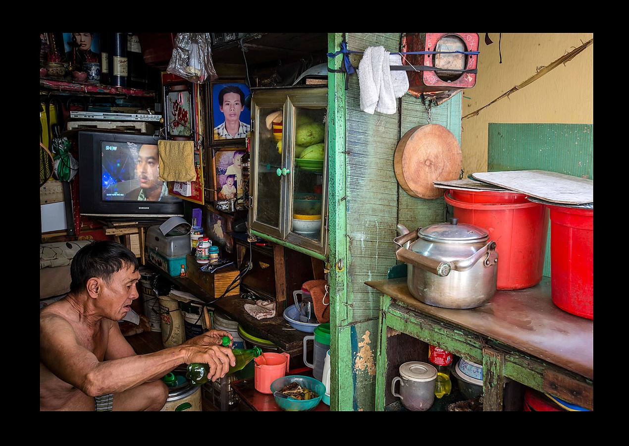 En la ciudad Ho Chi Minh, la antigua Saigón, un buen número de personas subsisten en diminutas viviendas, vestigios de la etapa colonial francesa. Escondidas en callejones sinuosos o acurrucadas bajo nuevas construcciones que crecen a un ritmo vertiginoso, estos hogares donde la cama, el frigorífico y los juguetes ocupan todo el espacio disponible, pasan inadvertidas en el bullicioso centro sur de Vietnam. La corrupción de algunos responsables municipales ha indignado a la ciudadanía que ve cómo son cedidos terrenos a grandes promotores que compensan a los propietarios con cantidades muy inferiores a los precios de mercado. 