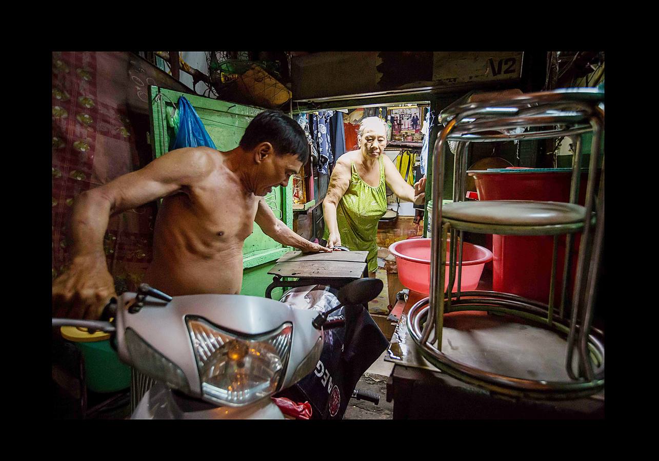 En la ciudad Ho Chi Minh, la antigua Saigón, un buen número de personas subsisten en diminutas viviendas, vestigios de la etapa colonial francesa. Escondidas en callejones sinuosos o acurrucadas bajo nuevas construcciones que crecen a un ritmo vertiginoso, estos hogares donde la cama, el frigorífico y los juguetes ocupan todo el espacio disponible, pasan inadvertidas en el bullicioso centro sur de Vietnam. La corrupción de algunos responsables municipales ha indignado a la ciudadanía que ve cómo son cedidos terrenos a grandes promotores que compensan a los propietarios con cantidades muy inferiores a los precios de mercado. 