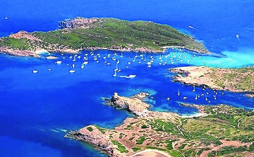 Vista desde las alturas, la isla de Colom se presenta como un destino de embarcaciones de recreo.