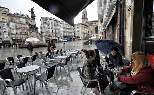 Los paraguas se han convertido en indispensables en la capital alavesa. 