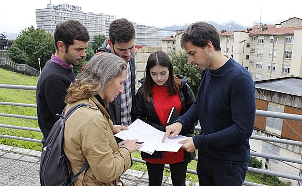 Los alumnos observan unos apuntes.