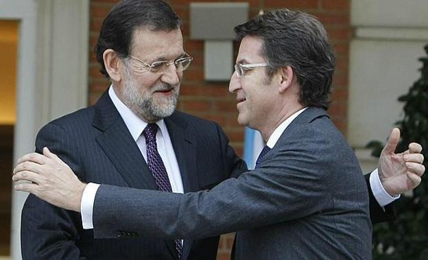 Rajoy abraza a Feijoo en La Moncloa. 