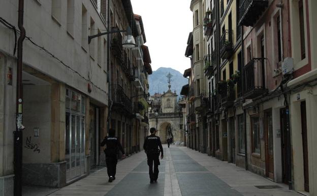 Agentes de la Ertzaintza patrullan por el casco viejo. 