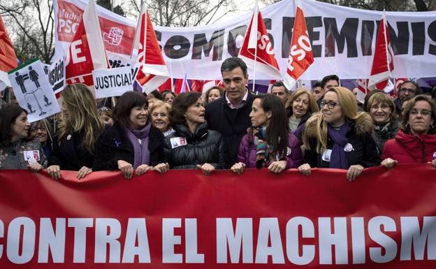 Pedro Sánchez, durante la manifestación del 8-M.