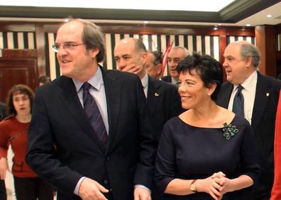 Imagen secundaria 1 - Viceconsejera. Fernando Buesa la reclutó para su equipo en Educación en los años 90. Su asesinato a manos de ETA dejó muy tocada a la hoy ministra bilbaína. Con Gabilondo. Fue la anfitriona del exministro de Educación. Toma de posesión. Cuando asumió la cartera de Educación en Euskadi.