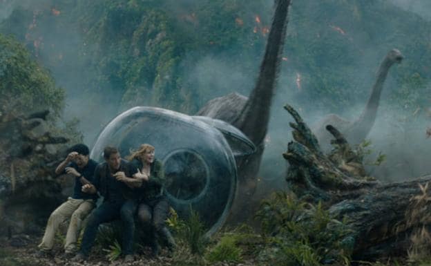 Imagen principal - Diversas escensa de 'Jurassic World: El reino caído' (2018) protagonizada por Bryce Dallas Howard, Chris Pratt y Justice Smith.