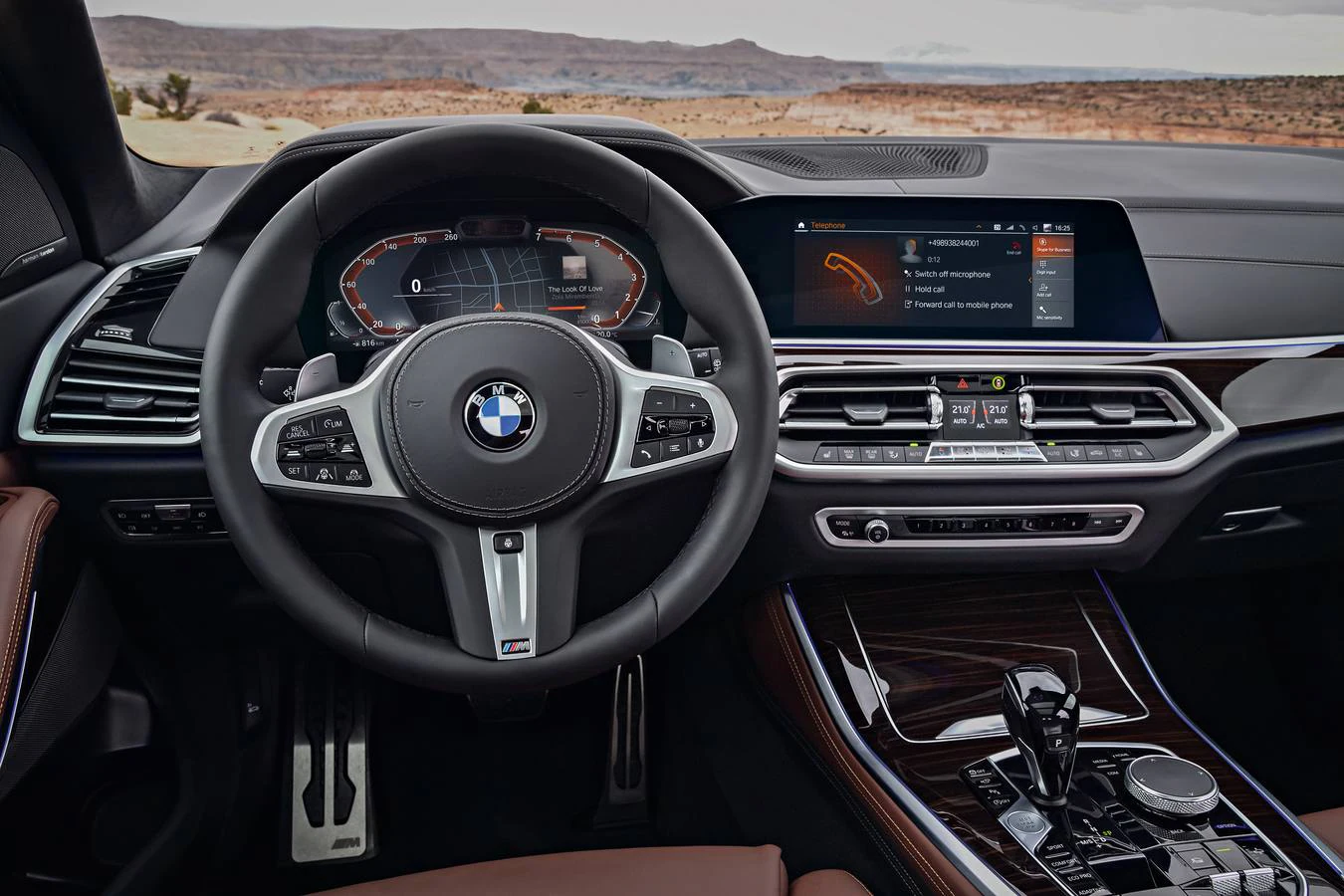 BMW actualiza el X5 con una nueva versión, cuya apariencia es más robusta, con códigos de diseño actualizados y mayor amplitud del habitáculo gracias a unas dimensiones ampliadas. Las nuevas tecnologías representan un paso más en el camino hacia la conducción autónoma.