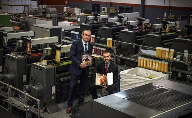 Nacho Luzarraga e Iñaki Garcinuño posan en la imprenta con el libro galardonado. 