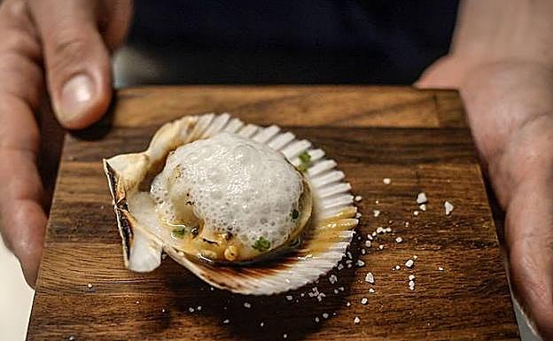 Pintxo de zamburiña con aire de Idiazabal ahumado de Paul Ibarra.