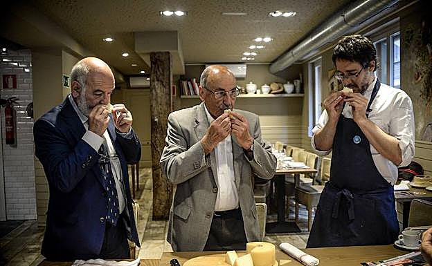 Jon Aldaiturriaga, José Mari Ustarroz, presidente de la DOP Idiazabal, y el cocinero de Los Fueros Paul Ibarra catan quesos en Bilbao.