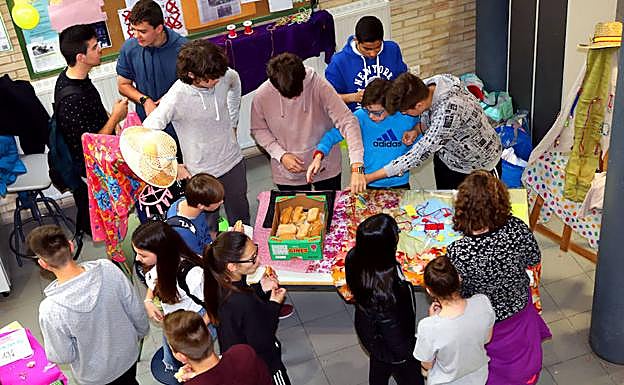 Alumnos, en su peculiar jornada de la evolución del comercio.